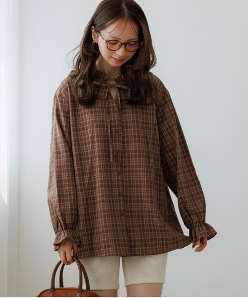 flower（フラワー）の「クラシックフリルブラウス（シャツ/ブラウス・レディース・ホワイト/ブラウン・FREE）」の2枚目の写真