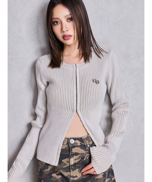 GYDA（ジェイダ）の「GGプレートオープンフロントニットトップス（ニット/セーター・レディース・ブラック/アイボリー/ブラウン・FREE）」の2枚目の写真