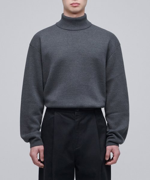MUSINSA STANDARD（ムシンサスタンダード）の「ミニマルタートルネックニット [ミディアムグレー]（ニット/セーター・メンズ・その他・SMALL/MEDIUM/LARGE/X-LARGE/XX-LARGE）」の4枚目の写真