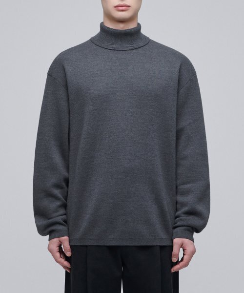 MUSINSA STANDARD（ムシンサスタンダード）の「ミニマルタートルネックニット [ミディアムグレー]（ニット/セーター・メンズ・その他・SMALL/MEDIUM/LARGE/X-LARGE/XX-LARGE）」の5枚目の写真