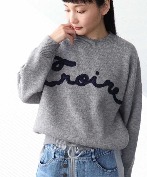 Three Four Time(スリーフォータイム)の「刺繍ロゴニットプルオーバー(ニット/セーター・レディース・グレー・FREE)」の2枚目の写真