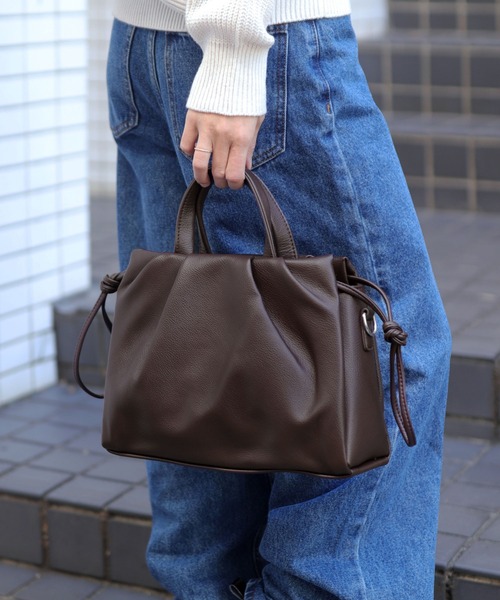 florist(フローリスト)の「【高見え・2WAY】レザータッチタックデザインハンドバッグ/ショルダーバッグ/ビジネスバッグ(iPad収納可)(ハンドバッグ・レディース・グレイッシュベージュ/オフホワイト/ミント/ブラック/ブラウン/モカ・FREE)」の4枚目の写真