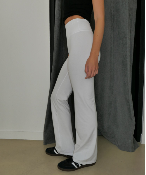 INJIACTIVE（インジアクティブ）の「バターフレアパンツ ホワイト（スウェットパンツ・レディース・その他・SMALL/MEDIUM）」の3枚目の写真