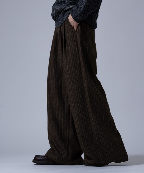 Crownor(クラウノアー)の「ストライプ柄 ワイドストレートパンツ(スラックス・メンズ・ブラック/ブラウン・MEDIUM/LARGE)」の9枚目の写真