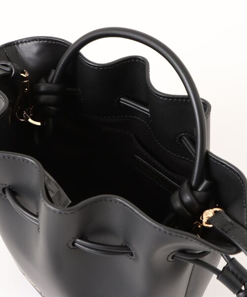 CHARLES & KEITH(チャールズ & キース)の「Sammie サミー ドローストリング バケットバッグ(ショルダーバッグ・レディース・クリーム/ブラック/ピンク系その他3・S)」の9枚目の写真