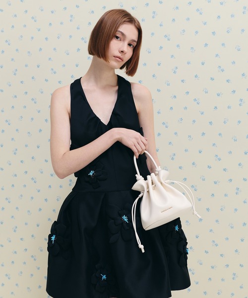 CHARLES & KEITH(チャールズ & キース)の「Sammie サミー ドローストリング バケットバッグ(ショルダーバッグ・レディース・クリーム/ブラック/ピンク系その他3・S)」の3枚目の写真