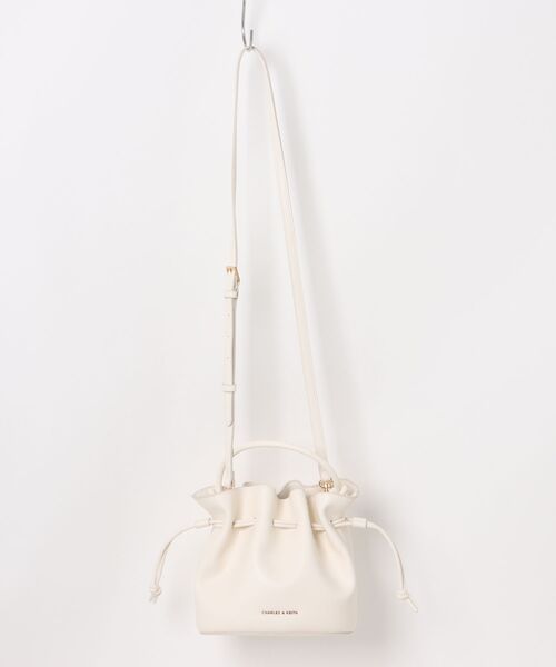 CHARLES & KEITH(チャールズ & キース)の「Sammie サミー ドローストリング バケットバッグ(ショルダーバッグ・レディース・クリーム/ブラック/ピンク系その他3・S)」の15枚目の写真