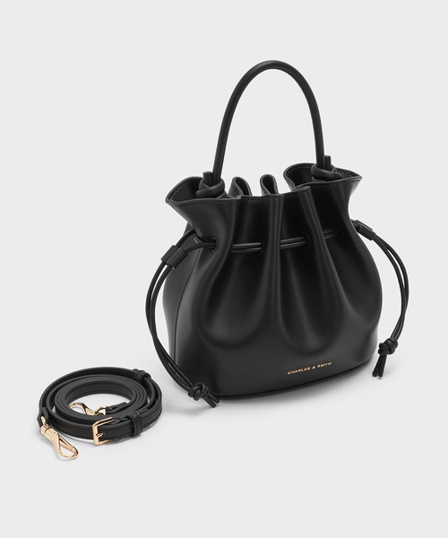CHARLES & KEITH(チャールズ & キース)の「Sammie サミー ドローストリング バケットバッグ(ショルダーバッグ・レディース・クリーム/ブラック/ピンク系その他3・S)」の4枚目の写真