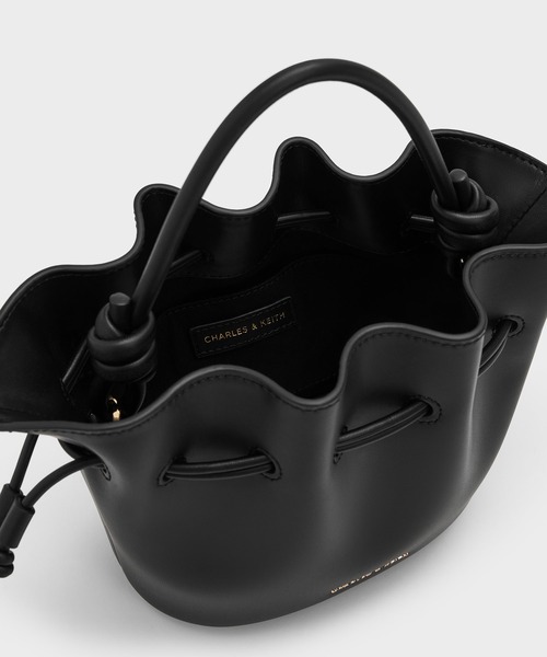 CHARLES & KEITH(チャールズ & キース)の「Sammie サミー ドローストリング バケットバッグ(ショルダーバッグ・レディース・クリーム/ブラック/ピンク系その他3・S)」の7枚目の写真