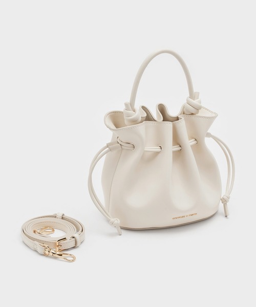 CHARLES & KEITH(チャールズ & キース)の「Sammie サミー ドローストリング バケットバッグ(ショルダーバッグ・レディース・クリーム/ブラック/ピンク系その他3・S)」の11枚目の写真