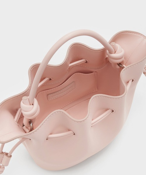 CHARLES & KEITH(チャールズ & キース)の「Sammie サミー ドローストリング バケットバッグ(ショルダーバッグ・レディース・クリーム/ブラック/ピンク系その他3・S)」の19枚目の写真