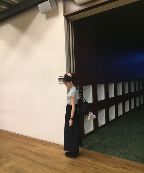 MARROT(マロット)の「コーデュロイスリムスカート_ネイビー(スカート・レディース・ダークネイビー・SMALL/MEDIUM)」の6枚目の写真