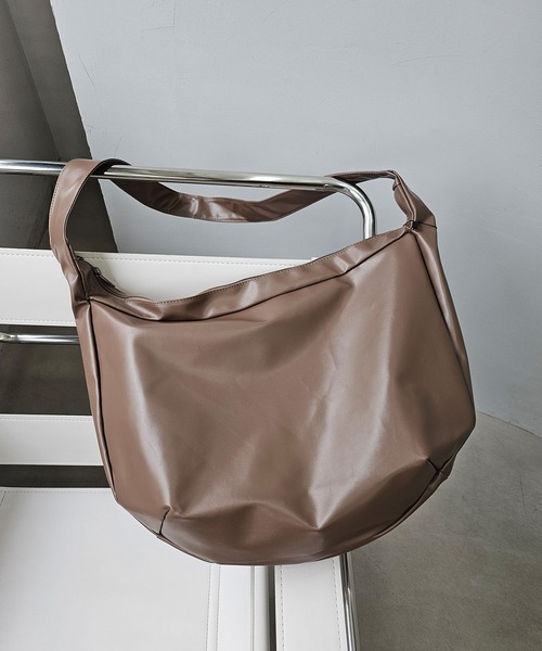 WESTBOY(ウエストボーイ)の「レザーライク ビッグカーブボディーバッグ WO25W17BG28(ショルダーバッグ・メンズ・ブラック/ブラウン・FREE)」の14枚目の写真