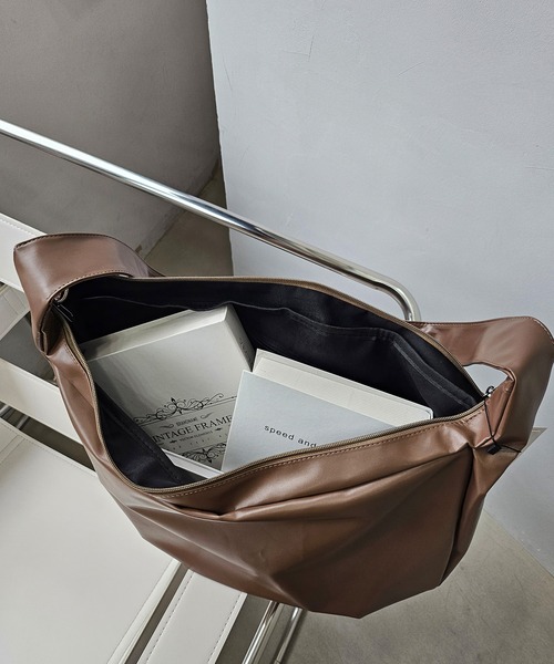 WESTBOY(ウエストボーイ)の「レザーライク ビッグカーブボディーバッグ WO25W17BG28(ショルダーバッグ・メンズ・ブラック/ブラウン・FREE)」の3枚目の写真