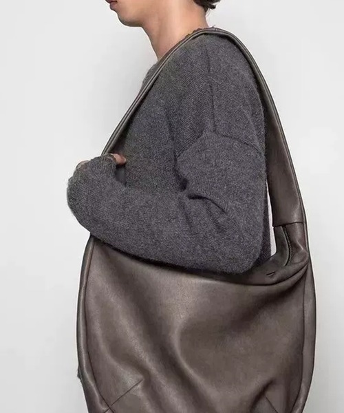 WESTBOY(ウエストボーイ)の「レザーライク ビッグカーブボディーバッグ WO25W17BG28(ショルダーバッグ・メンズ・ブラック/ブラウン・FREE)」の12枚目の写真