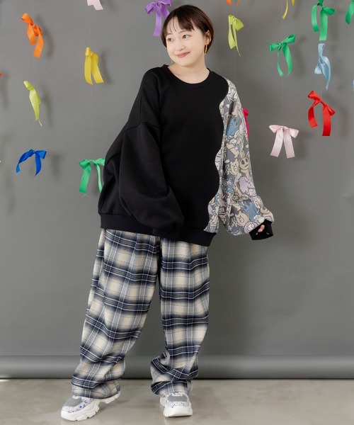 ScoLar Parity(スカラーパリティ)の「353145:Parityキャラ総柄 裏起毛波模様切替プルオーバー(Tシャツ/カットソー・レディース・ブラック/オートミール/ブルー・M)」の4枚目の写真