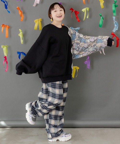 ScoLar Parity(スカラーパリティ)の「353145:Parityキャラ総柄 裏起毛波模様切替プルオーバー(Tシャツ/カットソー・レディース・ブラック/オートミール/ブルー・M)」の5枚目の写真