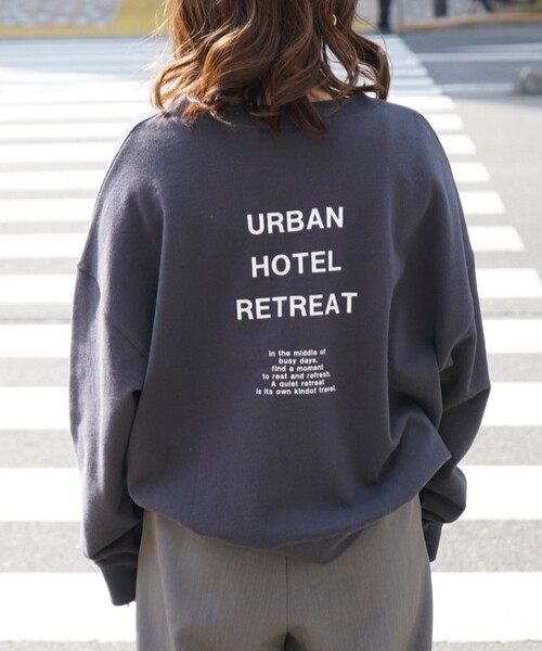 abahouse mavie（アバハウスマヴィ）の「【裏毛】ロゴスウェット/長袖/トレーナー/バックプリント/春カラー（スウェット・レディース・サックスブルー/チャコールグレー/グレー/ピンク・フリー）」の2枚目の写真