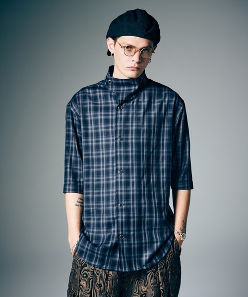 glamb(グラム)の「Stand Collar Check Shirt / スタンドカラーチェックシャツ(シャツ/ブラウス・メンズ・ブラウン/ネイビー・S/M/L)」の2枚目の写真