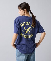 DEUS EX MACHINA（デウスエクスマキナ）の「【Deus Ex Machina / デウスエクスマキナ】 Chinook Tee / ロゴ背面グラフィック 半袖Tシャツ / ユニセックス（Tシャツ/カットソー）」