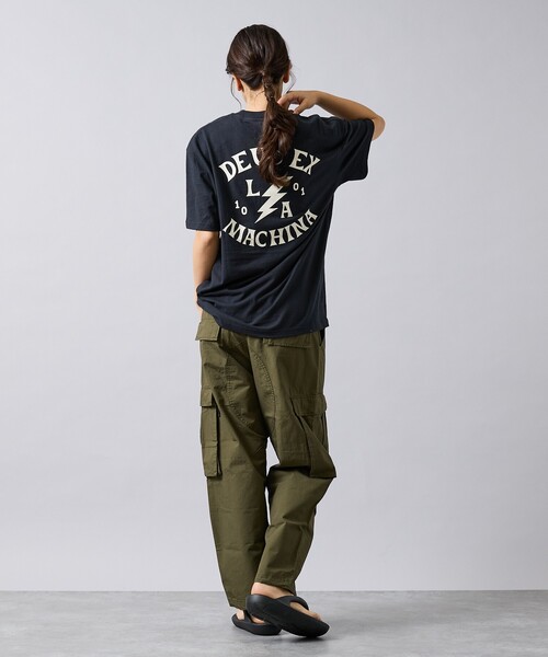 DEUS EX MACHINA（デウスエクスマキナ）の「【Deus Ex Machina / デウスエクスマキナ】 Chinook Tee / ロゴ背面グラフィック 半袖Tシャツ / ユニセックス（Tシャツ/カットソー・メンズ・ブラック/ネイビー・L）」の13枚目の写真