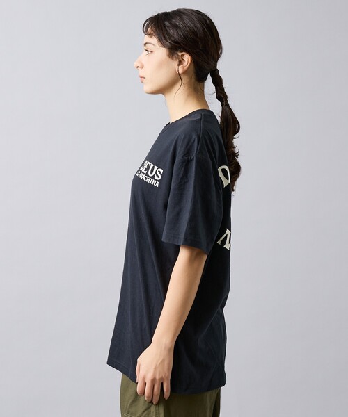 DEUS EX MACHINA（デウスエクスマキナ）の「【Deus Ex Machina / デウスエクスマキナ】 Chinook Tee / ロゴ背面グラフィック 半袖Tシャツ / ユニセックス（Tシャツ/カットソー・メンズ・ブラック/ネイビー・L）」の14枚目の写真