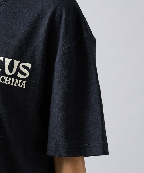 DEUS EX MACHINA（デウスエクスマキナ）の「【Deus Ex Machina / デウスエクスマキナ】 Chinook Tee / ロゴ背面グラフィック 半袖Tシャツ / ユニセックス（Tシャツ/カットソー・メンズ・ブラック/ネイビー・L）」の4枚目の写真