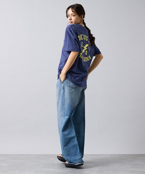 DEUS EX MACHINA（デウスエクスマキナ）の「【Deus Ex Machina / デウスエクスマキナ】 Chinook Tee / ロゴ背面グラフィック 半袖Tシャツ / ユニセックス（Tシャツ/カットソー・メンズ・ブラック/ネイビー・L）」の6枚目の写真