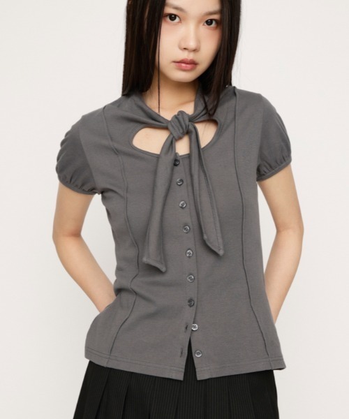 SLY(スライ)の「FRONT BUTTON TIE TOPS フロントボタンタイトップス 春服(Tシャツ/カットソー・レディース・ブラック/ホワイト/レッド/グレー・FREE)」の4枚目の写真
