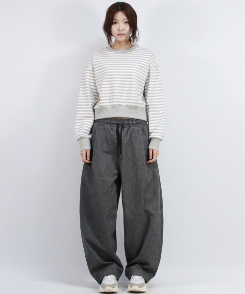DEMARC（ドゥマーク）の「Grunge washing side one tuck curved wide pants charcoal（その他パンツ・レディース・チャコール・MEDIUM/LARGE）」の2枚目の写真