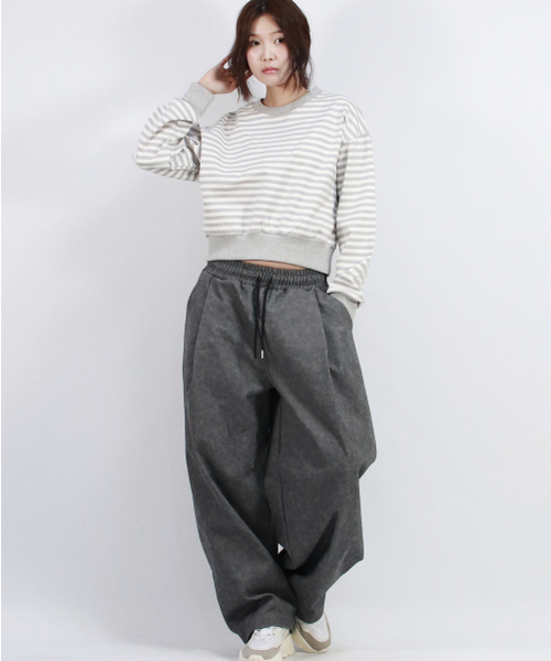 DEMARC（ドゥマーク）の「Grunge washing side one tuck curved wide pants charcoal（その他パンツ・レディース・チャコール・MEDIUM/LARGE）」の3枚目の写真