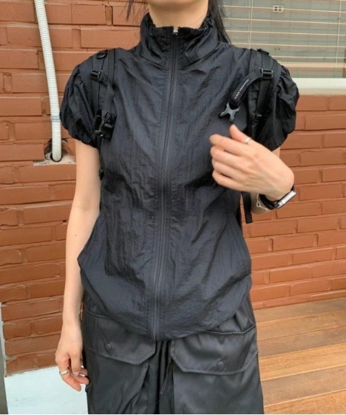 Vini(ヴィニ)の「ハイネック半袖ジップトップス(Tシャツ/カットソー・レディース・ブラウン/ブラック・MEDIUM)」の1枚目の写真