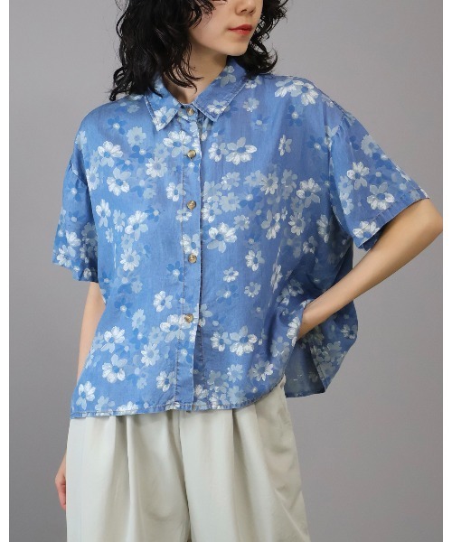 Doumoi(ドゥモエ)の「半袖 デニム フラワー柄デザインブラウス(シャツ/ブラウス・レディース・ネイビー/ブルー・FREE)」の1枚目の写真