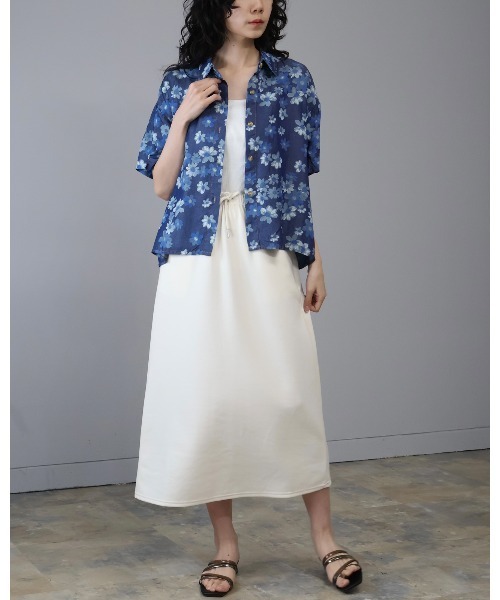 Doumoi(ドゥモエ)の「半袖 デニム フラワー柄デザインブラウス(シャツ/ブラウス・レディース・ネイビー/ブルー・FREE)」の3枚目の写真