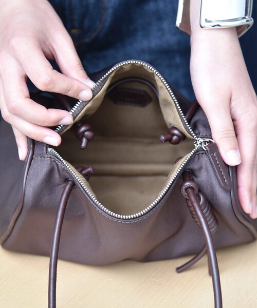 &MyuQ(アンドミューク)の「【SHIPS別注】&MyuQ: KORO NY(ショルダーバッグ・レディース・ブラック/ブラウン・ONE SIZE)」の19枚目の写真