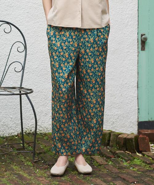 LAURA ASHLEY(ローラアシュレイ)の「【防シワ/ウエストゴム仕様/同柄アイテムあり】デラ オレンジズ柄 パンツ(その他パンツ・レディース・スモーキーグリーン系1/アイボリー系・40/38)」の2枚目の写真
