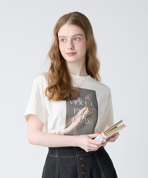 an another angelus(アンアナザーアンジェラス)の「絵画フラワープリントT/fint フィント(Tシャツ/カットソー・レディース・ピンク/イエロー/パープル/チャコールグレー・FREE)」の2枚目の写真