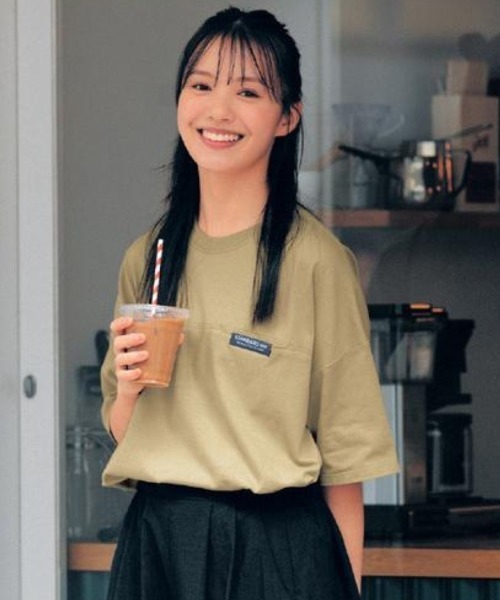 Belle Maison(ベルメゾン)の「【STANDARD me】シームポケット付き綿素材ハーフスリーブTシャツ(Tシャツ/カットソー・キッズ・サックスブルー/スミクロ/ベージュ系その他・XXS/M/S/XS)」の2枚目の写真