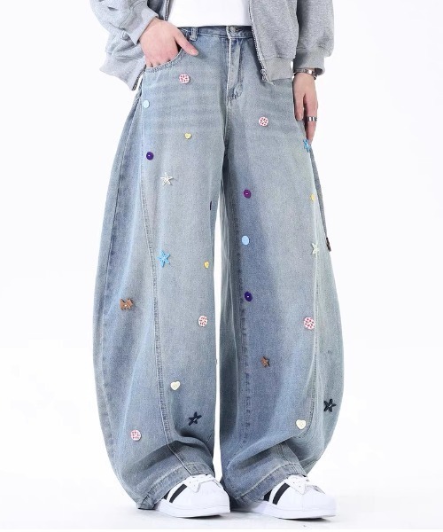 GEMEDA(ジェメダ)の「ヴィンテージ風ボタンワイドシルエットデニムパンツ(デニムパンツ・レディース・ブラック/ライトブルー・S/M)」の2枚目の写真