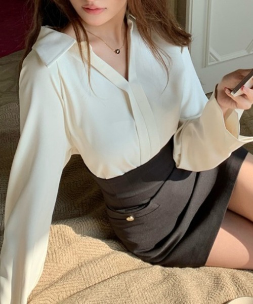 AMAJI(アマジ)の「Vネック スキッパー 長袖シャツ(シャツ/ブラウス・レディース・ライトブルー/ベージュ・SMALL/MEDIUM/LARGE)」の1枚目の写真