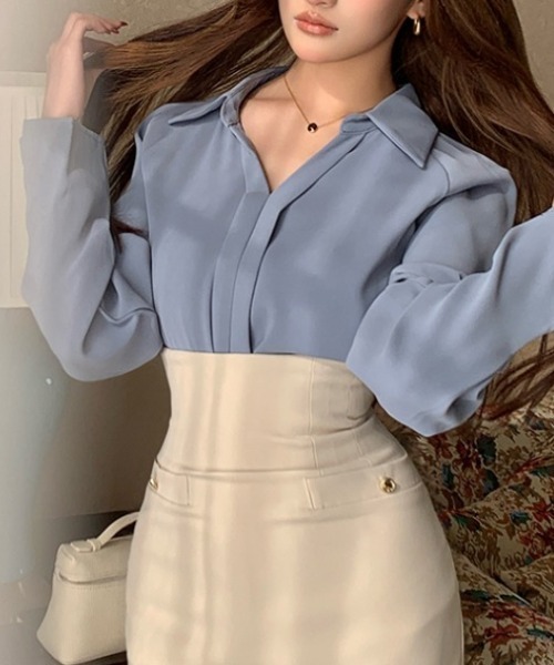 AMAJI(アマジ)の「Vネック スキッパー 長袖シャツ(シャツ/ブラウス・レディース・ライトブルー/ベージュ・SMALL/MEDIUM/LARGE)」の2枚目の写真