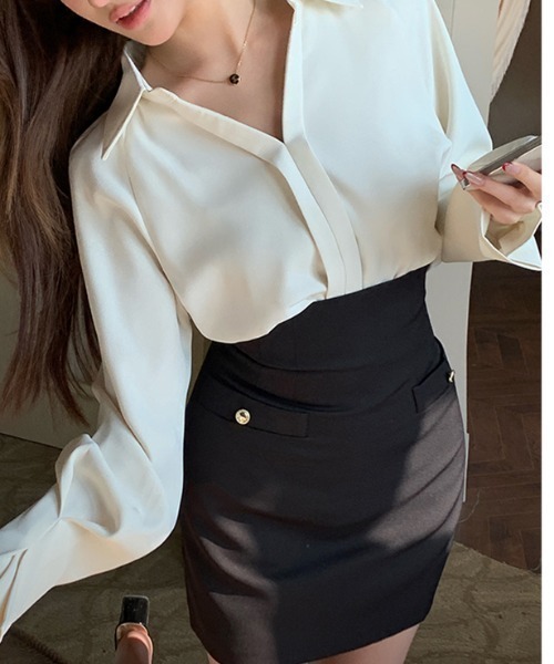 AMAJI(アマジ)の「Vネック スキッパー 長袖シャツ(シャツ/ブラウス・レディース・ライトブルー/ベージュ・SMALL/MEDIUM/LARGE)」の3枚目の写真