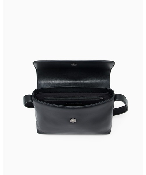 EMPORIO ARMANI(エンポリオアルマーニ)の「【エンポリオ アルマーニ】フラップ付き レザー クロスボディバッグ(ショルダーバッグ・メンズ・ブラック・FREE)」の5枚目の写真