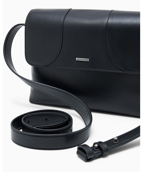 EMPORIO ARMANI(エンポリオアルマーニ)の「【エンポリオ アルマーニ】フラップ付き レザー クロスボディバッグ(ショルダーバッグ・メンズ・ブラック・FREE)」の2枚目の写真