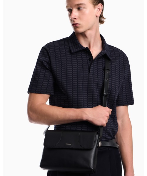 EMPORIO ARMANI(エンポリオアルマーニ)の「【エンポリオ アルマーニ】フラップ付き レザー クロスボディバッグ(ショルダーバッグ・メンズ・ブラック・FREE)」の3枚目の写真