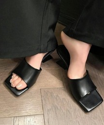 履くだけで旬なスタイリングが完成、7cmヒールスクエアトゥチャンキーミュール。