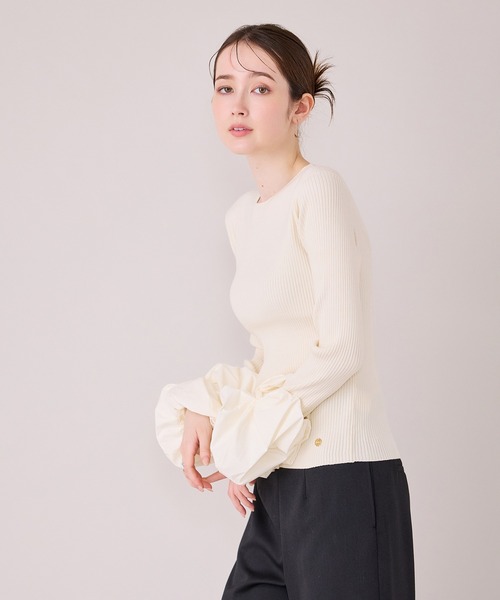 Audie a Muses（オーディアミューズ）の「【モデル美香着用】袖口ボリュームスリーブリブニットプルオーバー（ニット/セーター・レディース・オフホワイト/ブラック・42/38）」の6枚目の写真