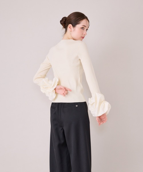 Audie a Muses（オーディアミューズ）の「【モデル美香着用】袖口ボリュームスリーブリブニットプルオーバー（ニット/セーター・レディース・オフホワイト/ブラック・42/38）」の8枚目の写真