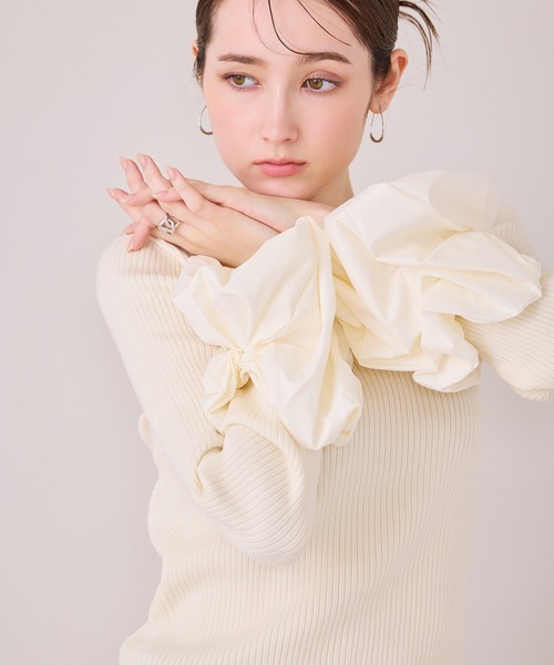 Audie a Muses（オーディアミューズ）の「【モデル美香着用】袖口ボリュームスリーブリブニットプルオーバー（ニット/セーター・レディース・オフホワイト/ブラック・42/38）」の10枚目の写真