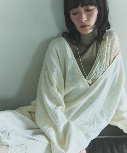 flaeu(フラユ)の「Back Open Gauze Pullover(シャツ/ブラウス・レディース・アイボリー/ブラック・FREE)」の2枚目の写真